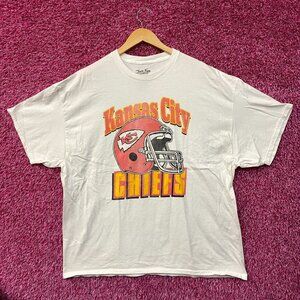 NFL Kansas City Chief Vintage Style Helmet Logo Football T-Shirt XL